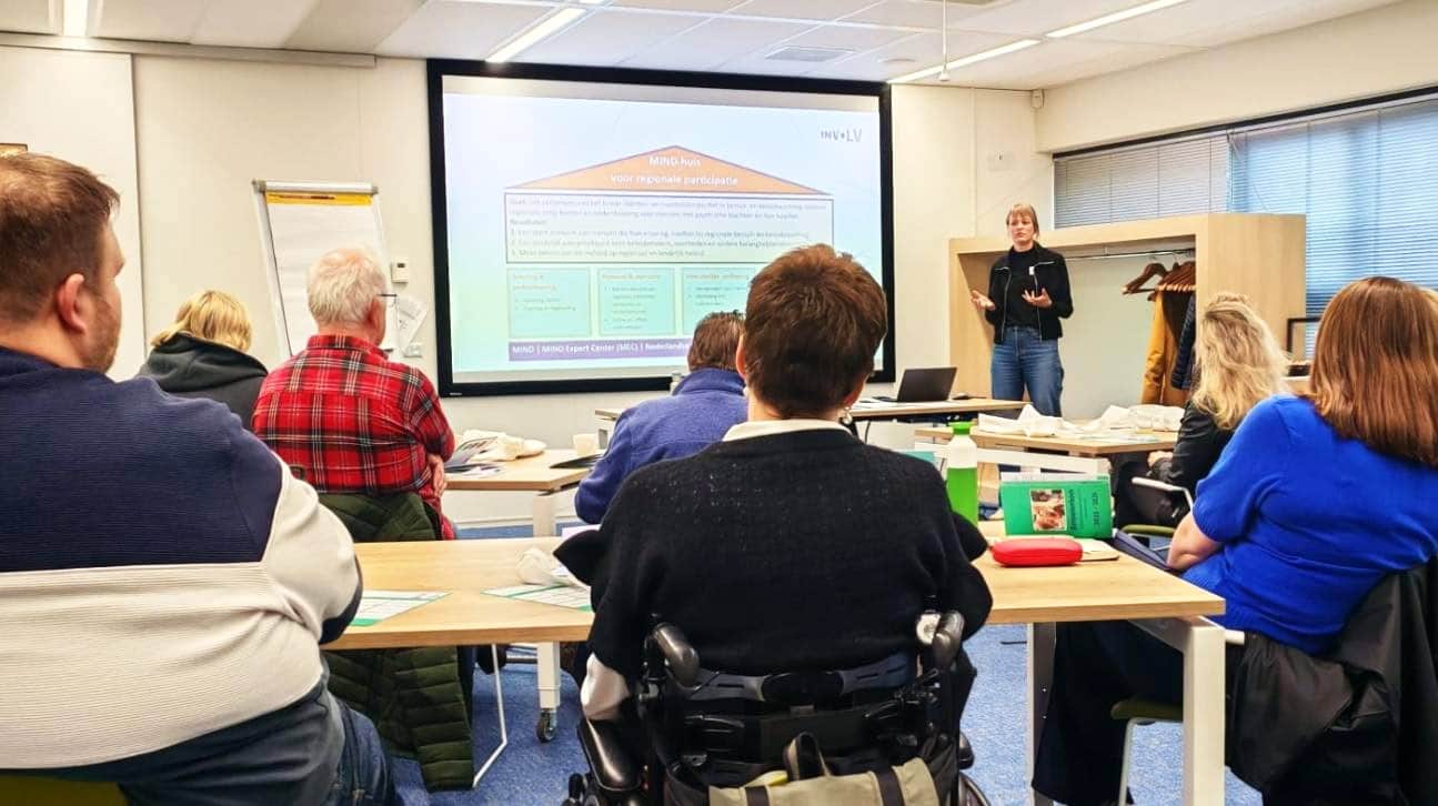 Deelnemers aan de eerste bijeenkomst over regionale participatie luisteren naar de spreker