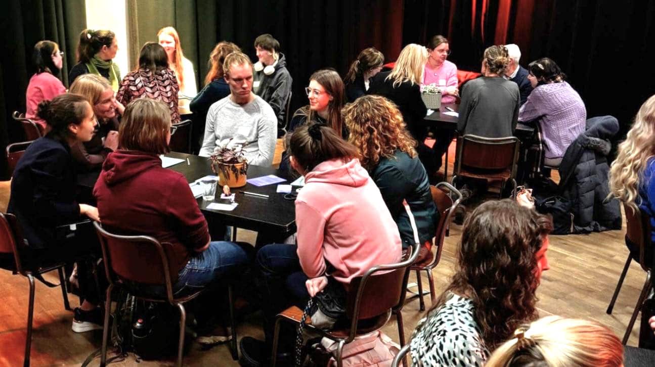 Deelnemers INVOLV theater over jongerenparticipatie met elkaar in gesprek
