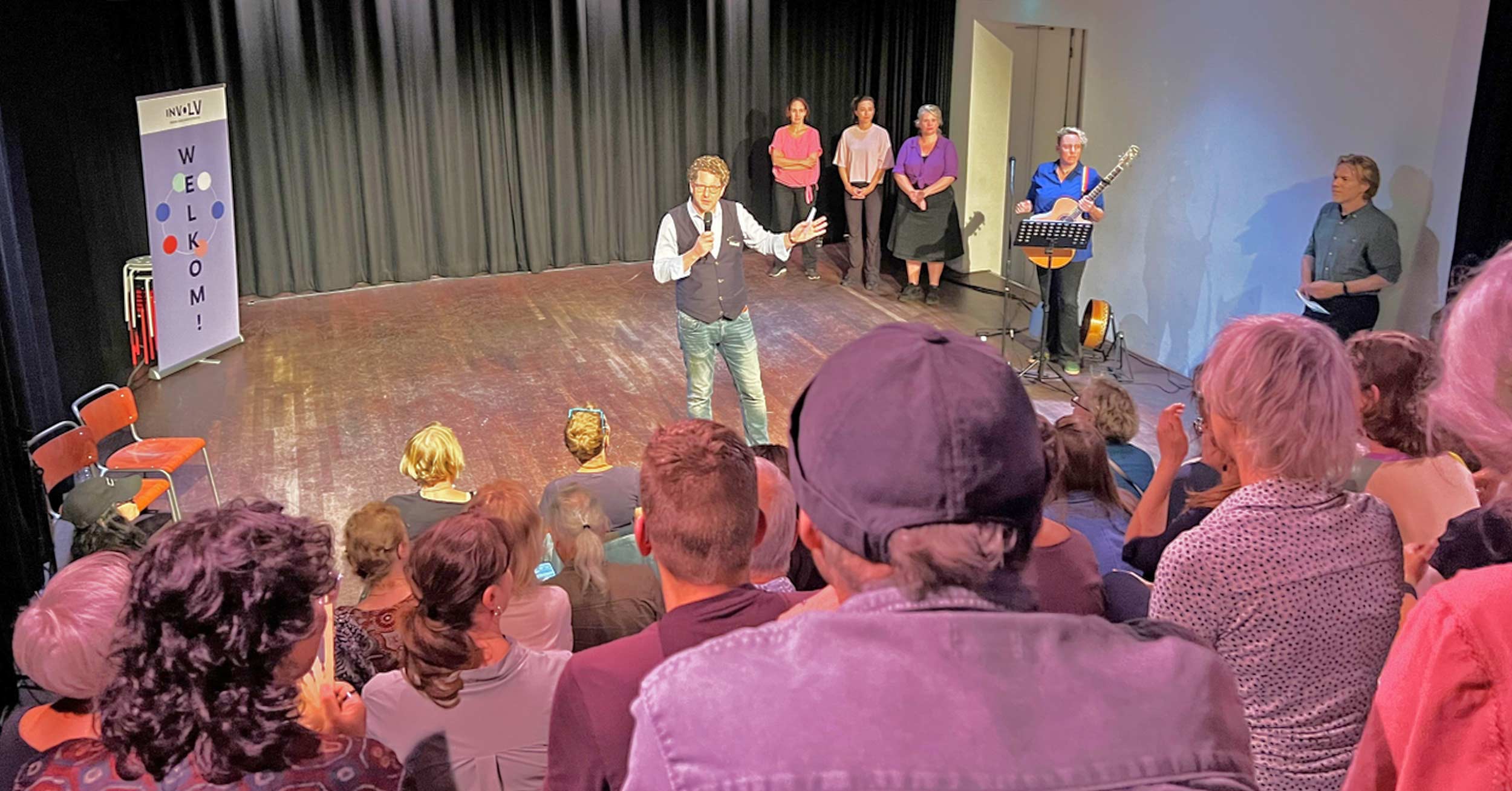 Directeur INVOLV spreekt het publiek tot tijdens de eerste editie van het INVOLV Theater