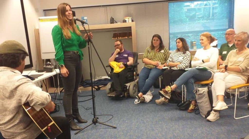 Rapper Daisz (Daisy Veenstra) treedt op tijdens de bijeenkomst van Voor Elkaar!