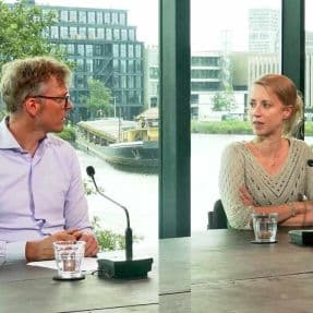 Eefje Boertjes en Hugo Willemsen bij de podcast