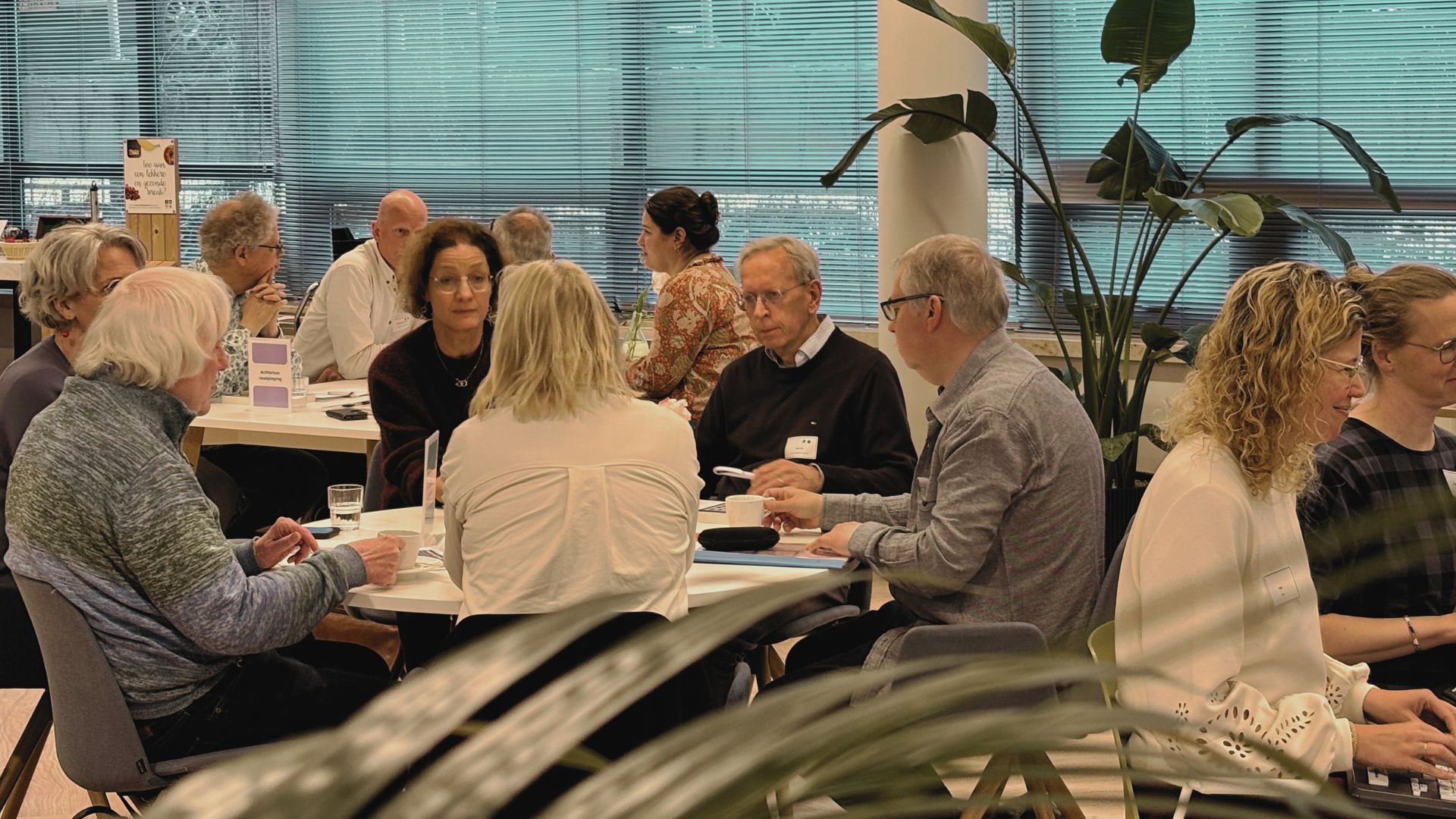 Bestuursleden in gesprek bij INVOLV
