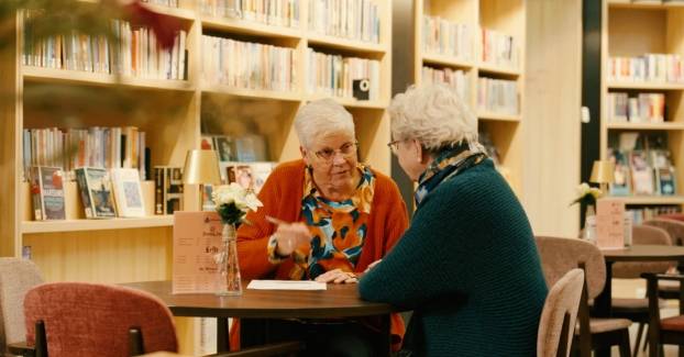 Lilian aan tafel overleggend met andere participant