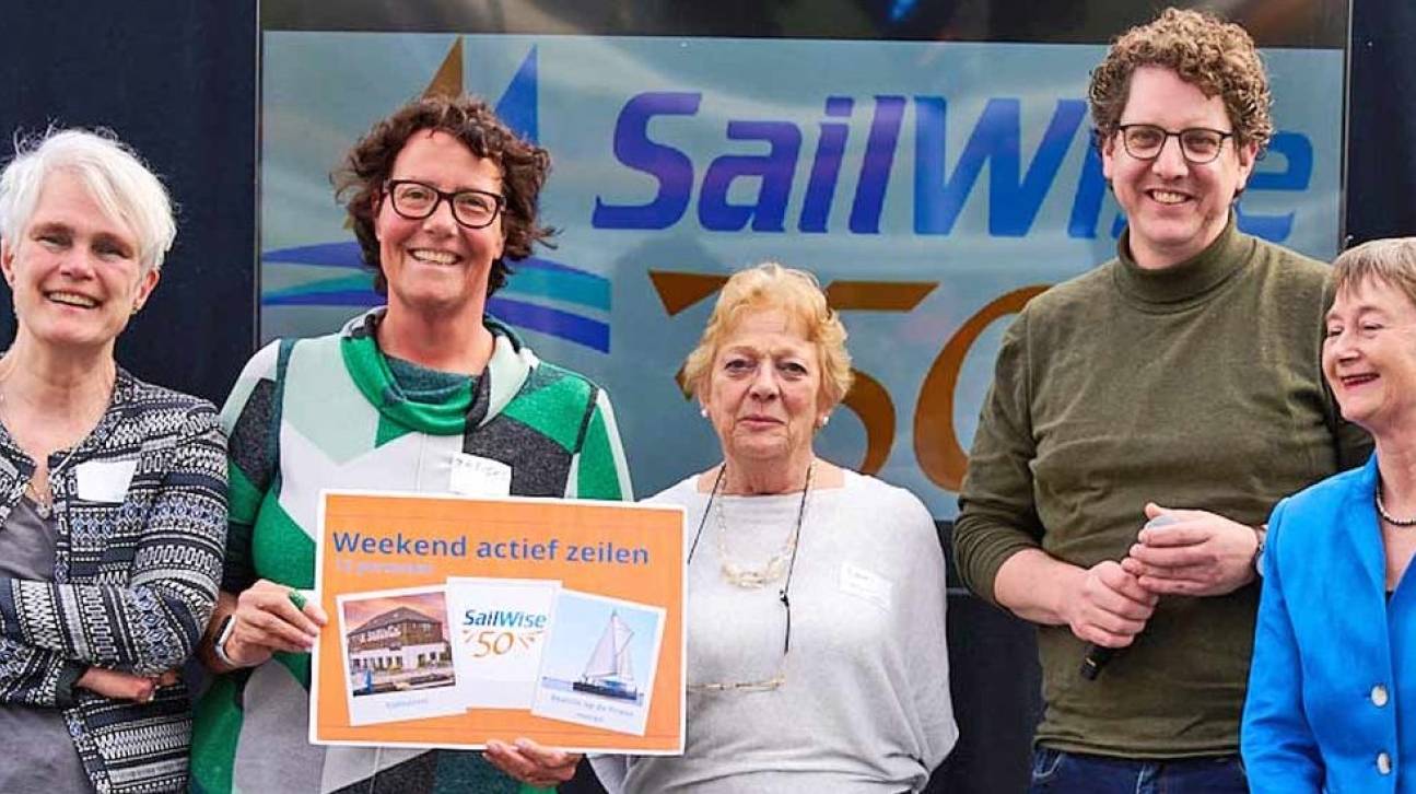 Groepsfoto vier deelnemers van de borstkankervereniging en directeur INVOLV