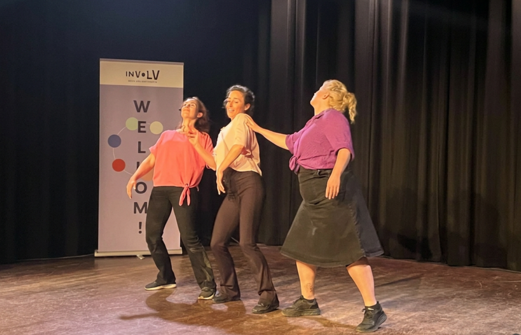 Spelers op het podium bij het INVOLV theater 2025