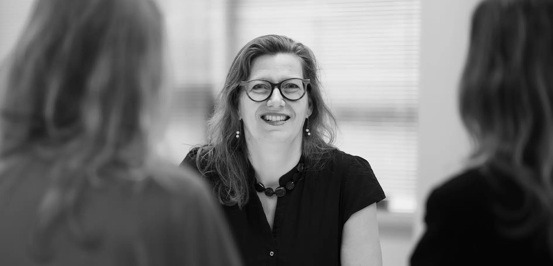 Medewerkers van INVOLV in gesprek op kantoor