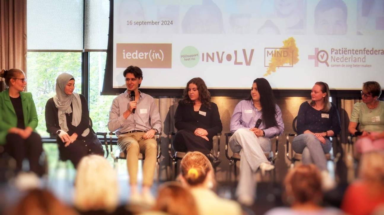 jonge experts delen hun ervaringen tijdens een panelgesprek