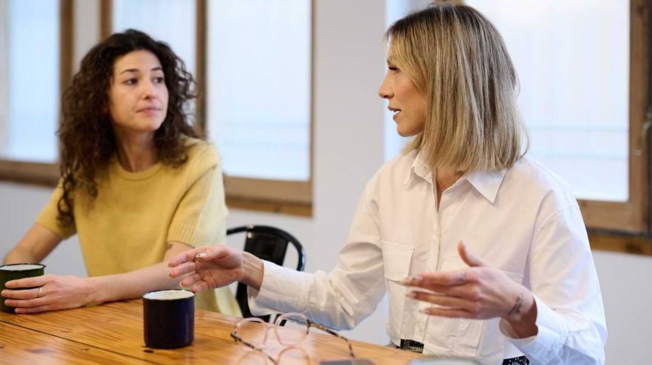 Twee dames in overleg over richtlijnen