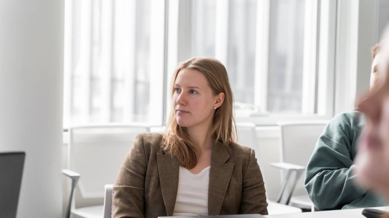 Jonge vrouw bij vergadering