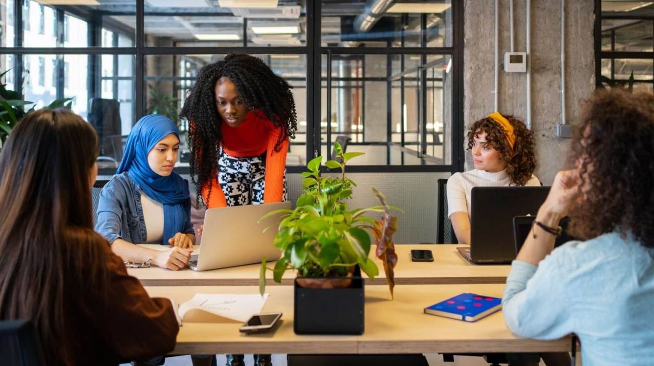 Groep mensen met elkaar in gesprek voor een behoeftepeiling