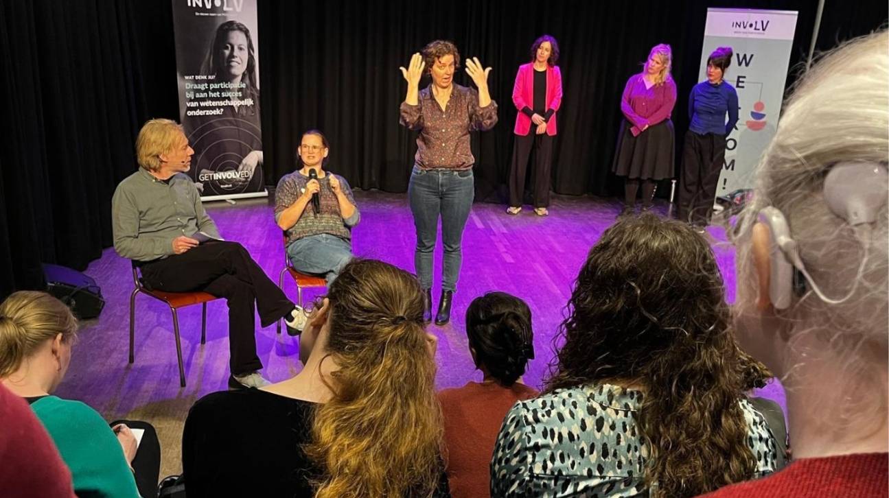 Publiek en toneel bij INVOLV theater 2025