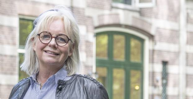 Portret van vrouw met bril