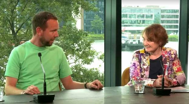 Deelnemers aan de SAMENSPRAAK Podcast bij elkaar aan tafel