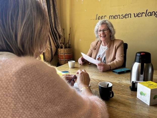 Gesprek tussen twee vrouwen