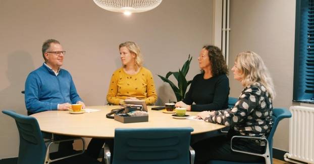 Jonathan in gesprek aan tafel met de gemeente Katwijk