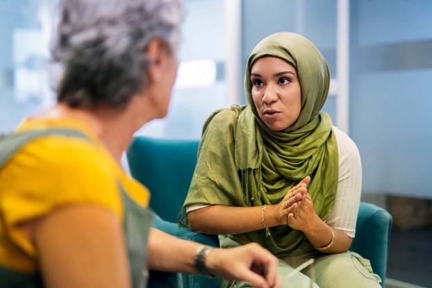 Twee vrouwen in gesprek