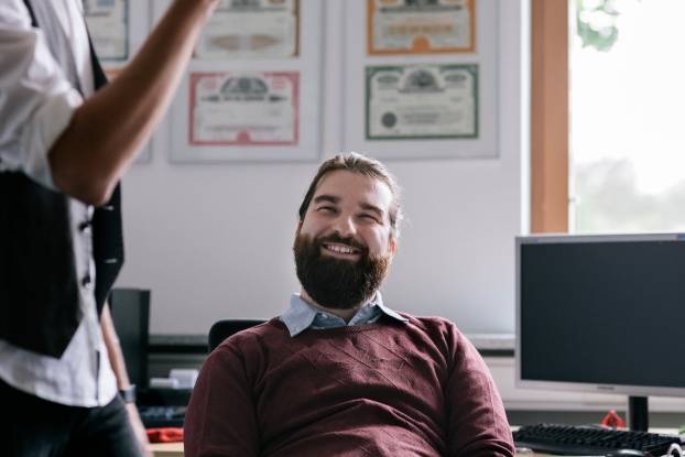 Man in gesprek op kantoor