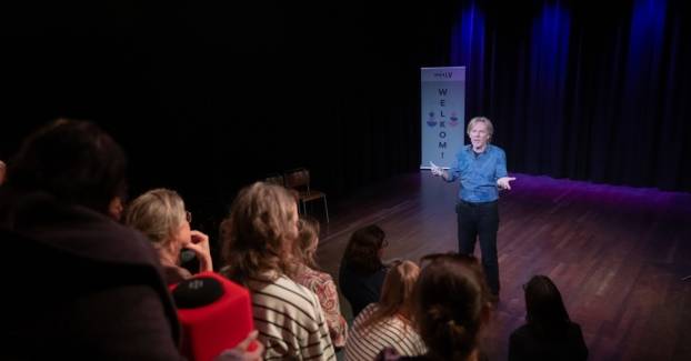de gespreksleider haalt ervaringsverhalen op uit het publiek