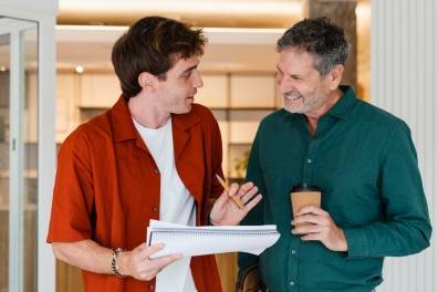 Twee mannen in gesprek