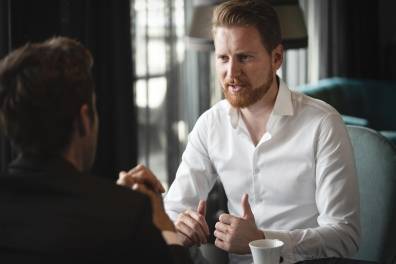 Twee mensen in gesprek
