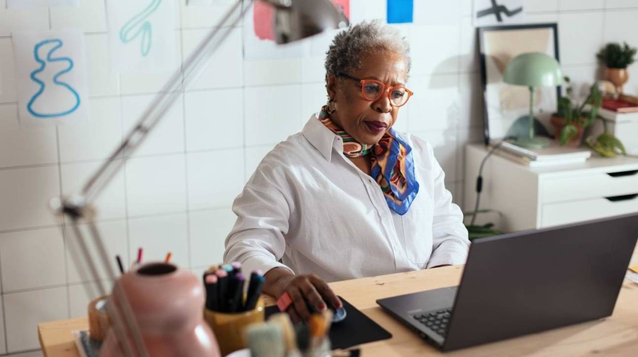 Mevrouw aan het werk achter haar laptop