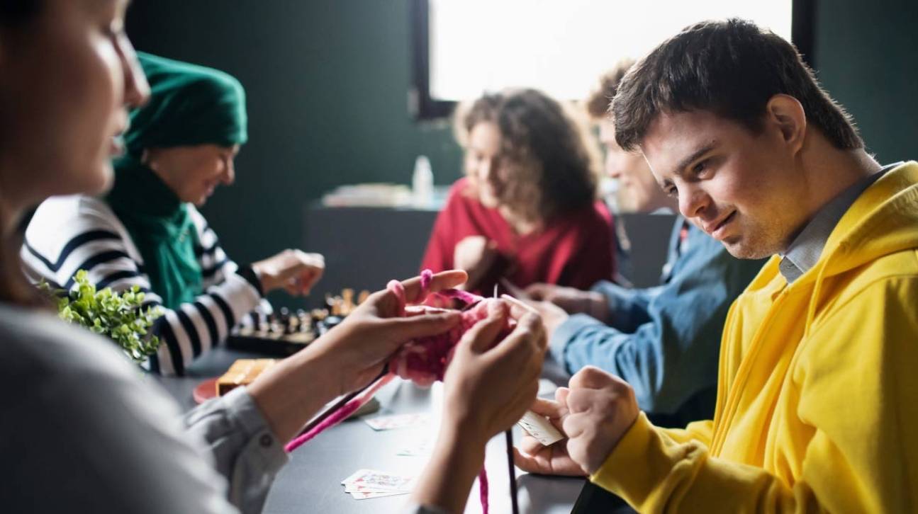 Groep mensen met een activiteitenbegeleider