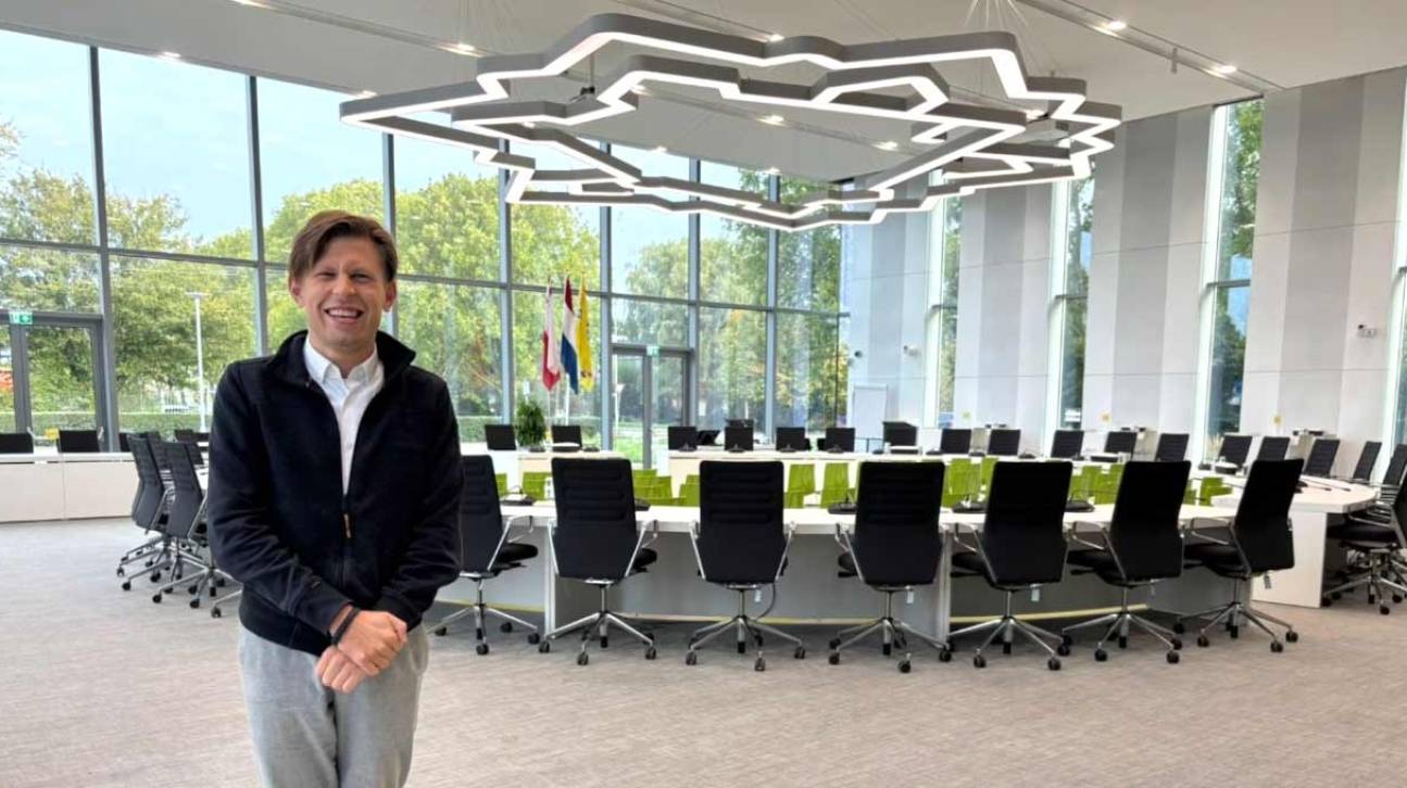 Portret van Sven Pluimers in een raadszaal