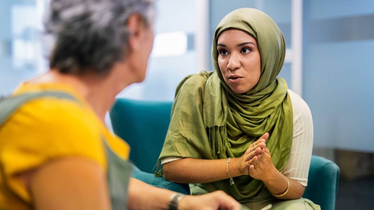 Twee dames in overleg tijdens een training op maat