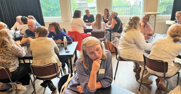 deelnemers involv theater praten na in groepjes